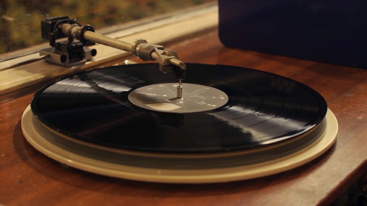 The second scene closes on the record spinning beneath the tonearm, leaving time for the soundtrack.